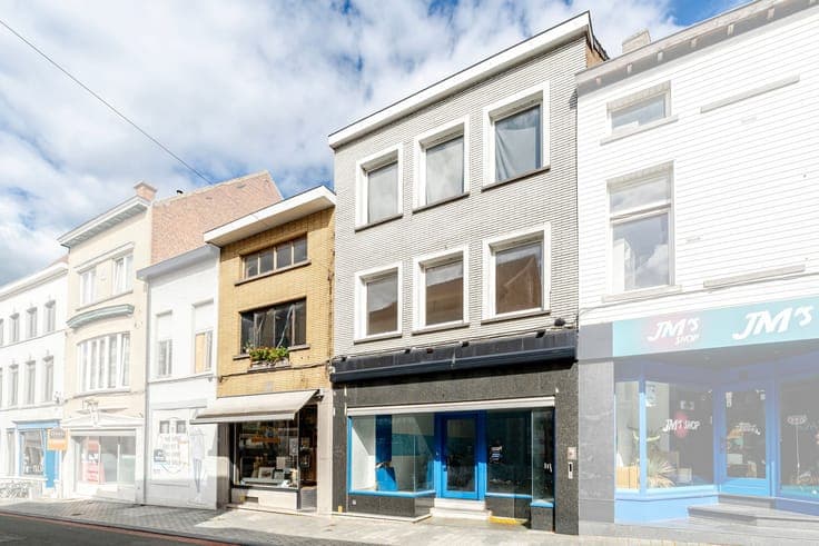 Two commercial properties with 304 m² of living space