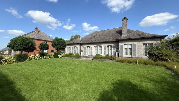 LUXURIOUS VILLA WITH INDOOR SWIMMING POOL & SAUNA – ZOTTEGEM