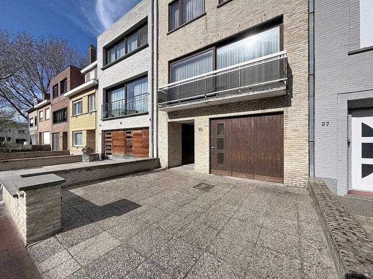 Three-bedroom terraced house with two garages in the centre…