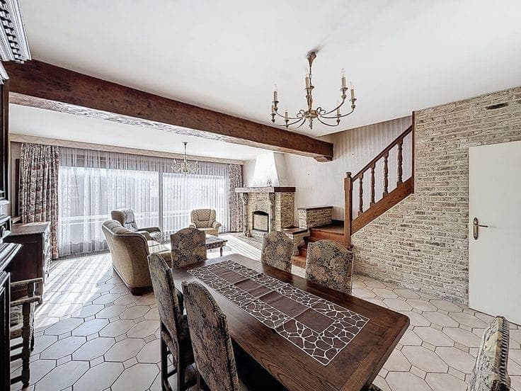 Three-bedroom terraced house with two garages in the centre…