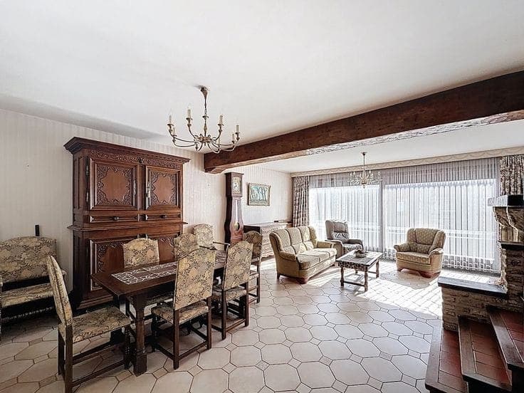 Three-bedroom terraced house with two garages in the centre…