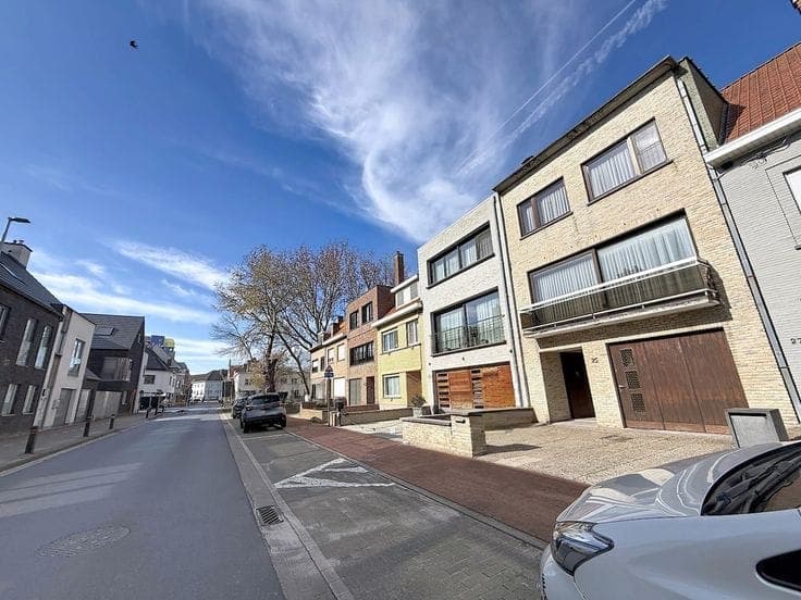 Three-bedroom terraced house with two garages in the centre…