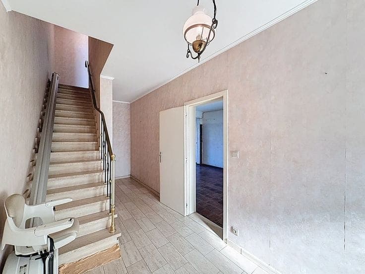 Three-bedroom terraced house with two garages in the centre…