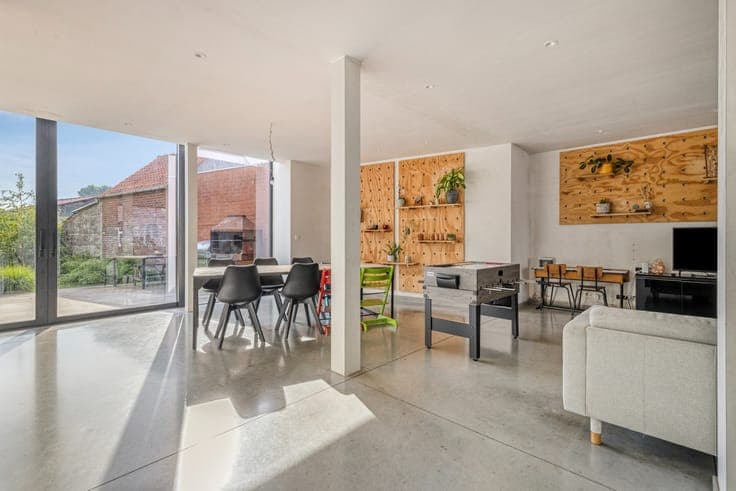 Ruime halfopen woning met 4 slaapkamers, prachtige tuin e...