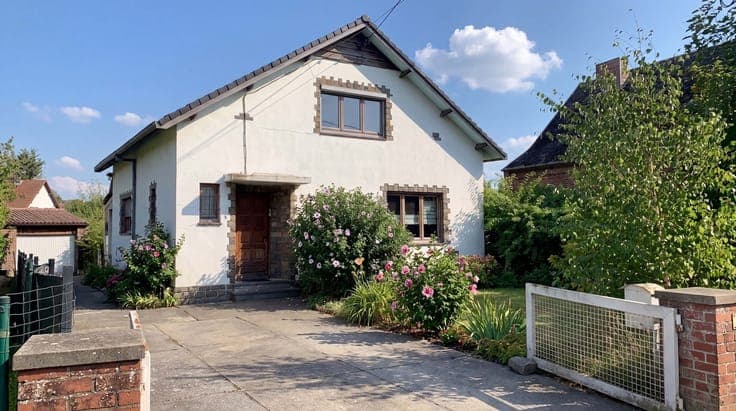 Belle villa 4 facades, 2 chambres, garage et jardin. Etage à