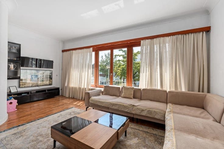 Family home with garden and spacious garage