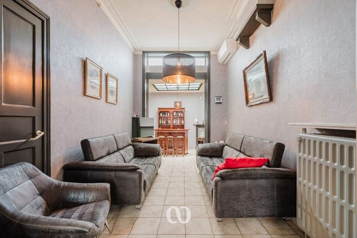Spacious townhouse with 8 bedrooms and garden in the center
