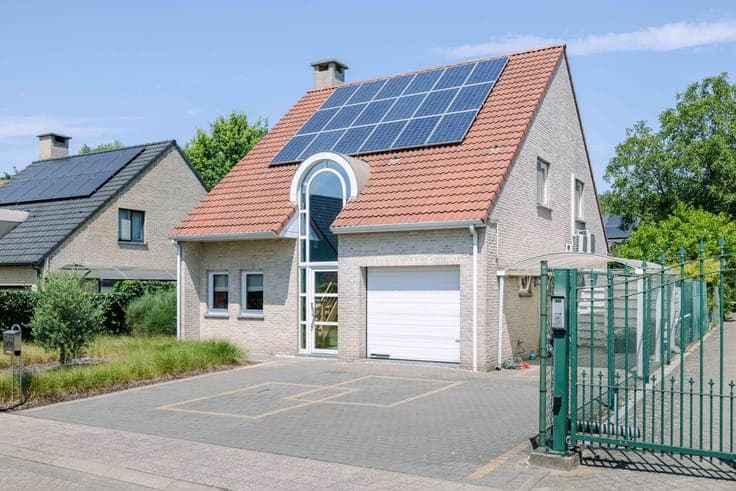 Elversele - Ruime gezinswoning met zwembad en groene tuin in