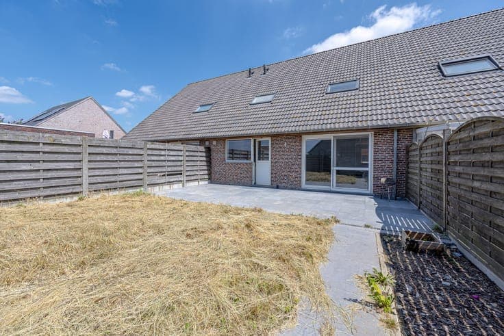 Ready-to-move-in house with 3 bedrooms, garage, and sunny g