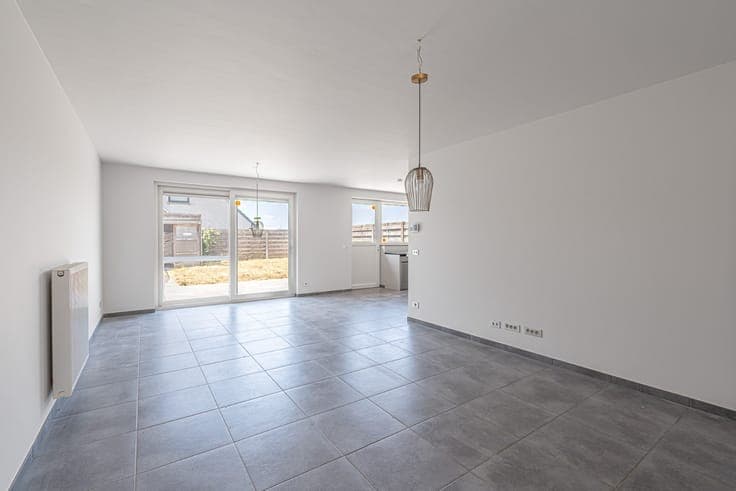 Ready-to-move-in house with 3 bedrooms, garage, and sunny g