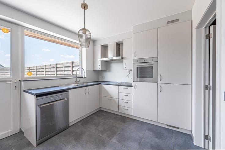 Ready-to-move-in house with 3 bedrooms, garage, and sunny g