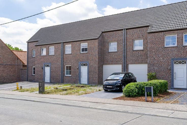 Ready-to-move-in house with 3 bedrooms, garage, and sunny g