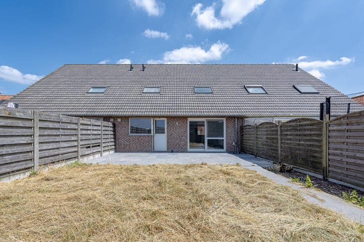 Ready-to-move-in house with 3 bedrooms, garage, and sunny g