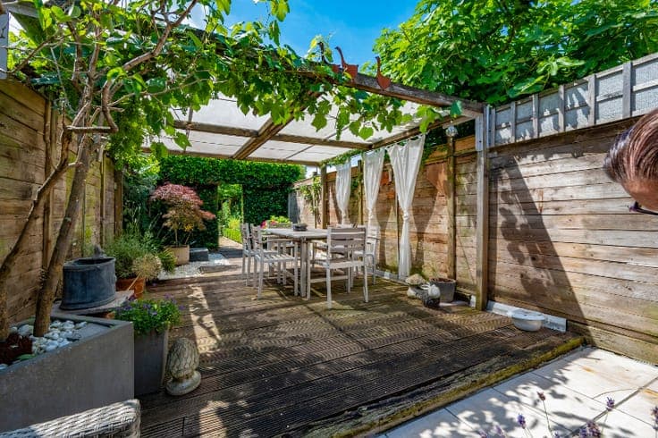 SUPER GEZELLIGE EIGENDOM MET GARAGE ROMANTISCHE TUIN EN ...