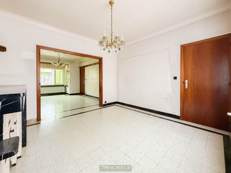 Te koop, te renoveren rijwoning met tuin nabij de N60
