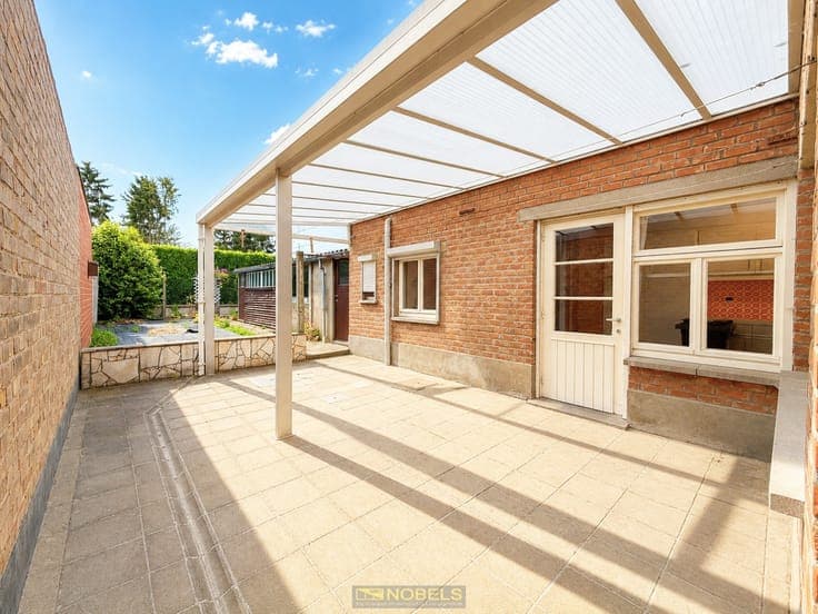 Te koop, te renoveren rijwoning met tuin nabij de N60