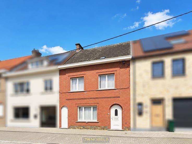 Te koop, te renoveren rijwoning met tuin nabij de N60