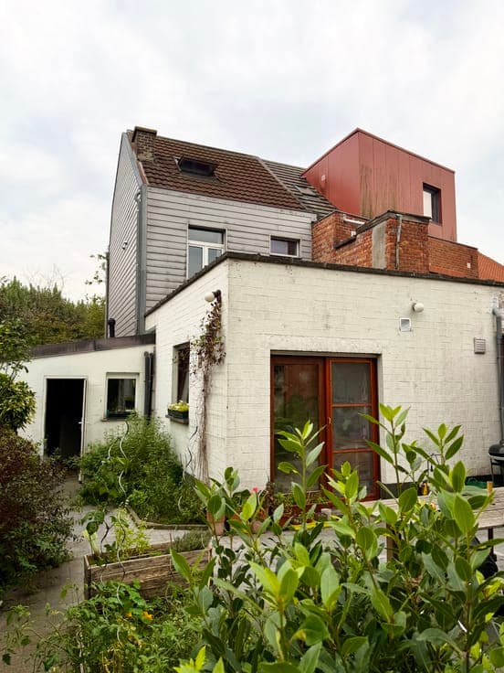 3 bedroom home with garden and garage