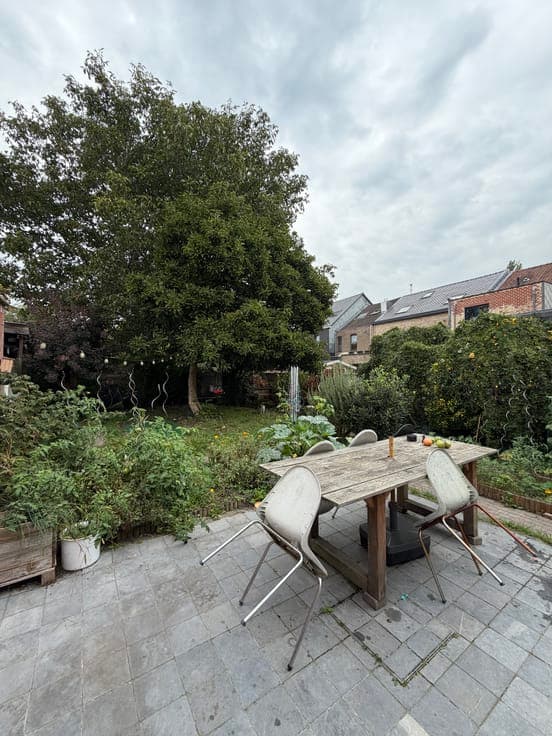 3 bedroom home with garden and garage