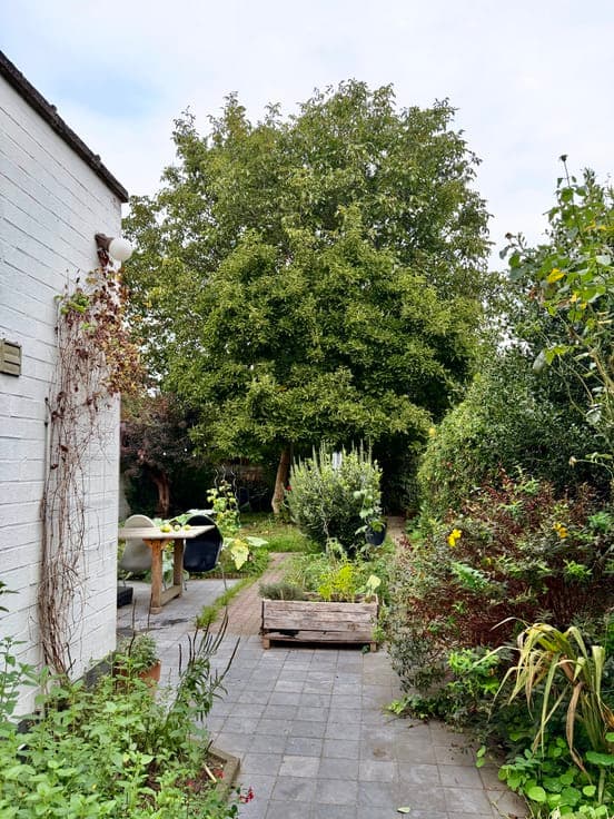 3 bedroom home with garden and garage