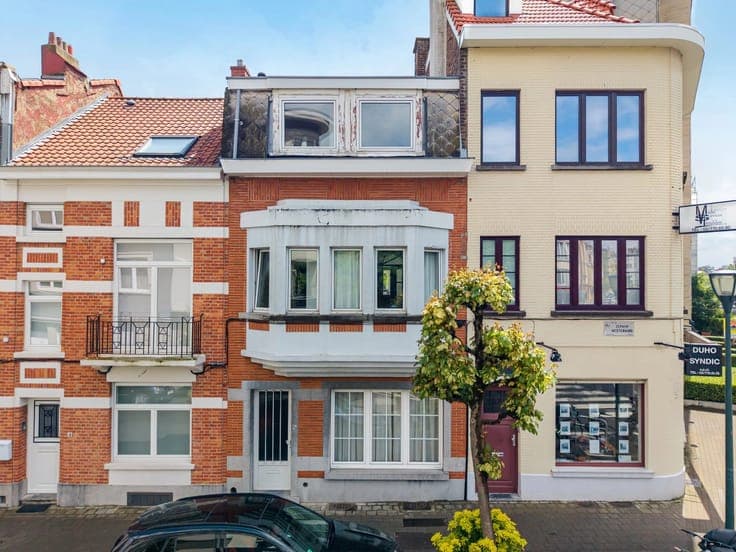 Woluwé-Saint-LAmbert House with two facades to renovate