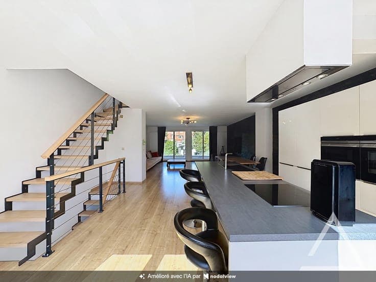 Bel-Etage House with Large Garden, Garage and Terraces