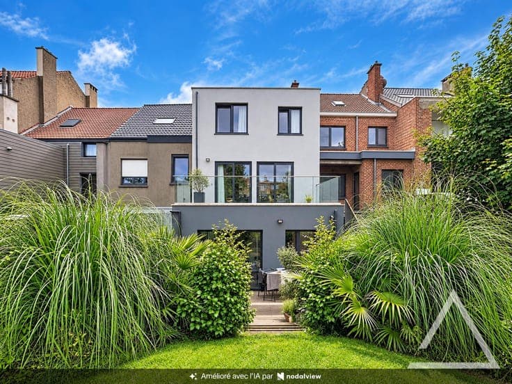 Bel-Etage House with Large Garden, Garage and Terraces