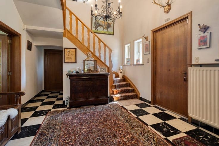Villa met grote loods, omgeven door groen