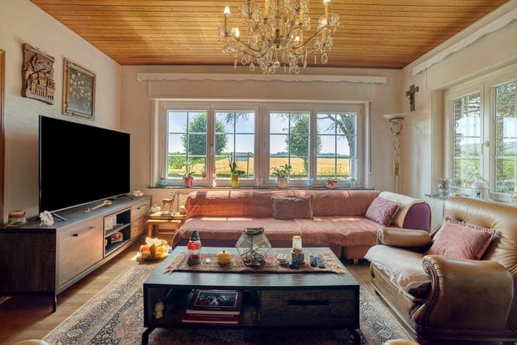 Villa met grote loods, omgeven door groen