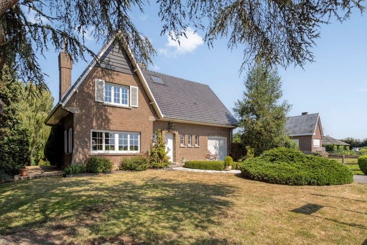 Villa met grote loods, omgeven door groen