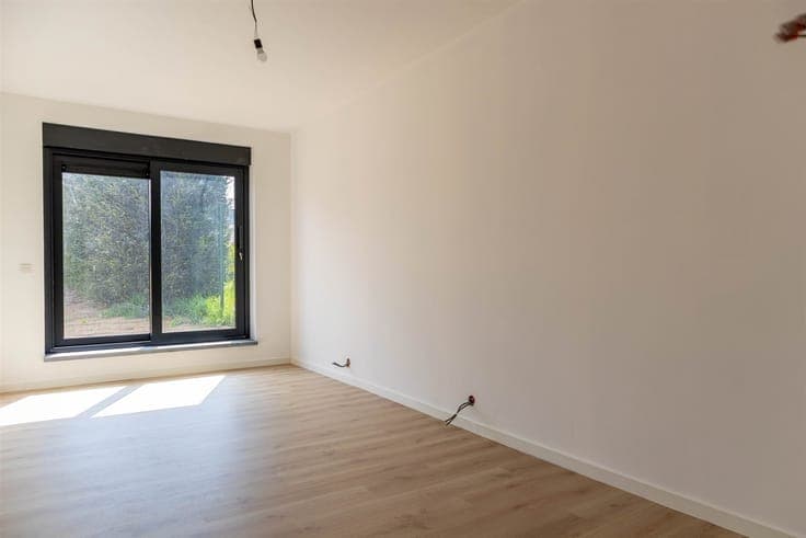 New Loft-Style House with South-Facing Garden!