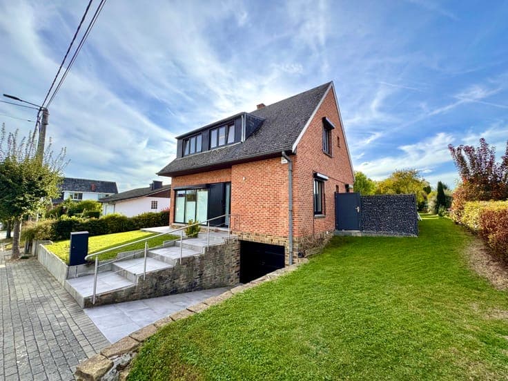 Detached house with swimming pool and large garden