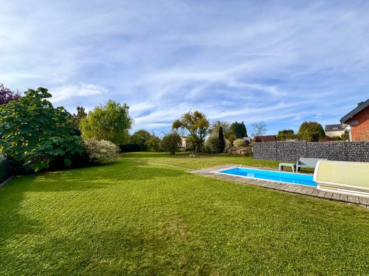Detached house with swimming pool and large garden