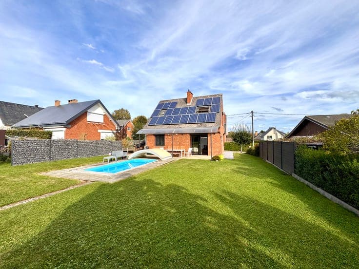 Detached house with swimming pool and large garden
