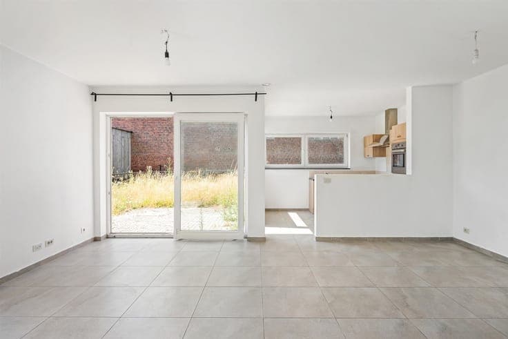 Move-in-ready 3-bedroom townhouse with a garage and a sunny
