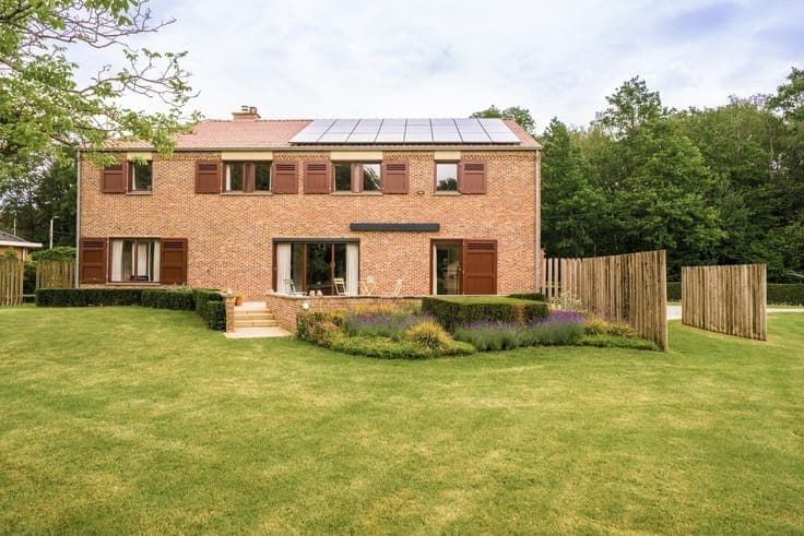 Exceptional villa with private woods on a 4,350 m² lot