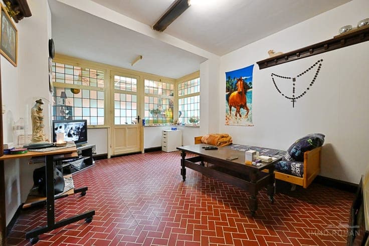 Te renoveren woning met ruime loods te Ronse!