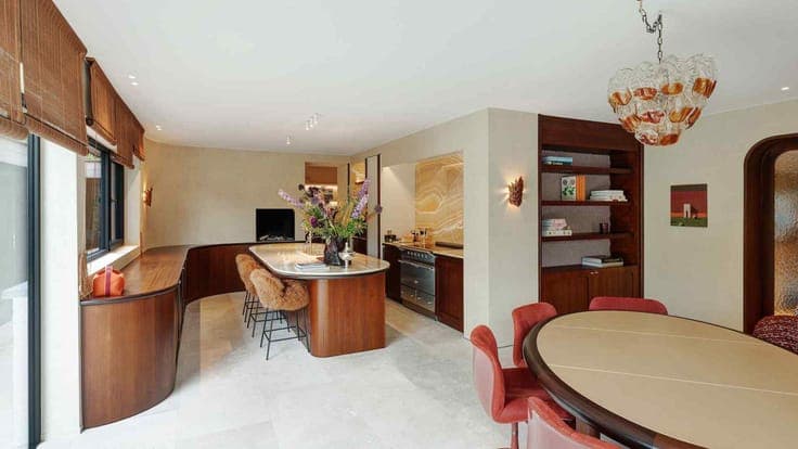 Move-in ready villa with swimming pool, quietly located in K