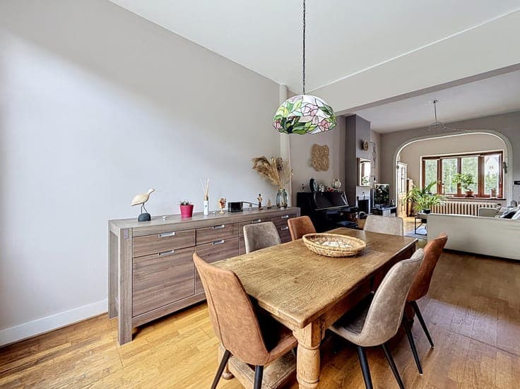 Three-sided house of 190 m² + garage, garden & commercial sp