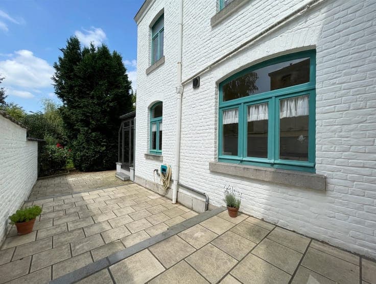 Spacious 5- or 6-bedroom mansion with a garden, in need of r