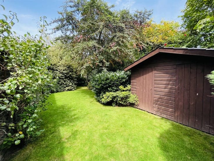 Spacious 5- or 6-bedroom mansion with a garden, in need of r