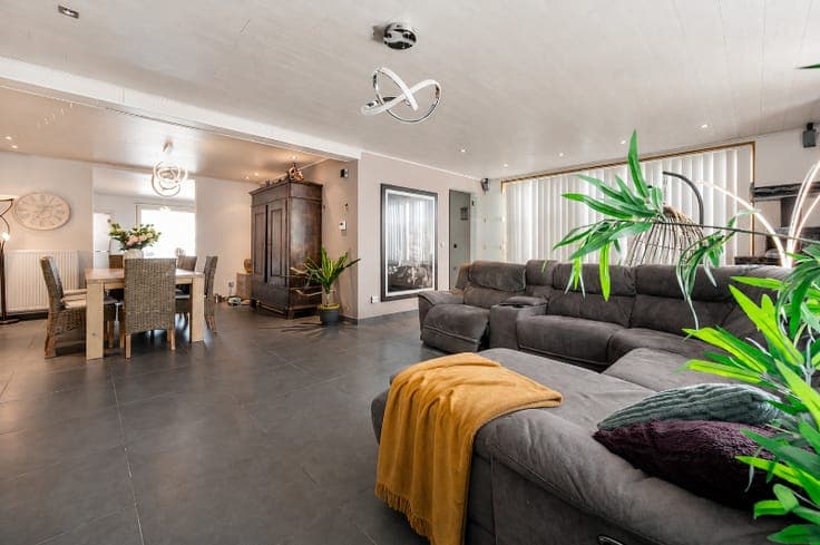 RUIME AANGENAME GEZINSWONING OP 700 M² GROND