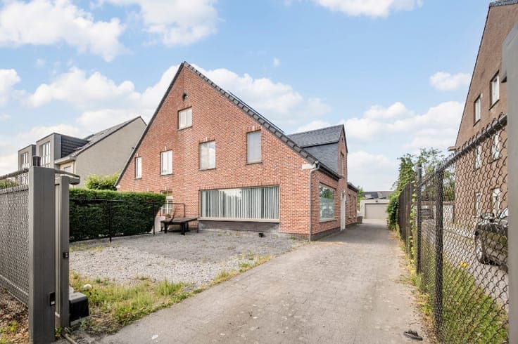 RUIME AANGENAME GEZINSWONING OP 700 M² GROND