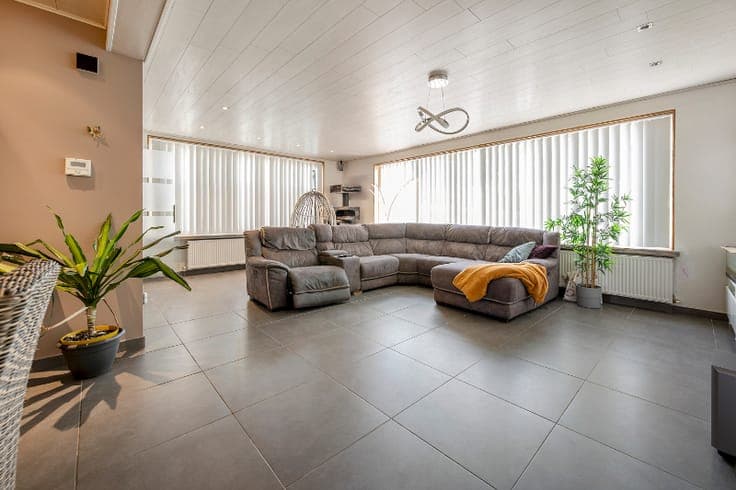 RUIME AANGENAME GEZINSWONING OP 700 M² GROND