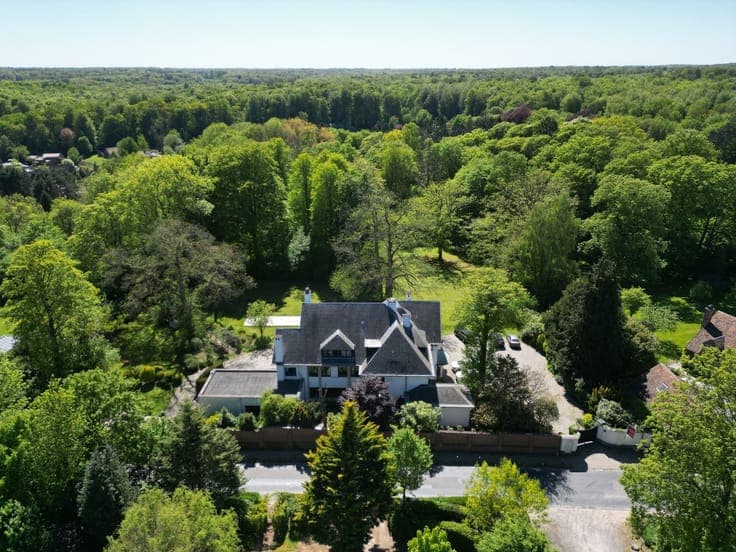 Mansion (approx. 950 m²) comprising 2 separate units