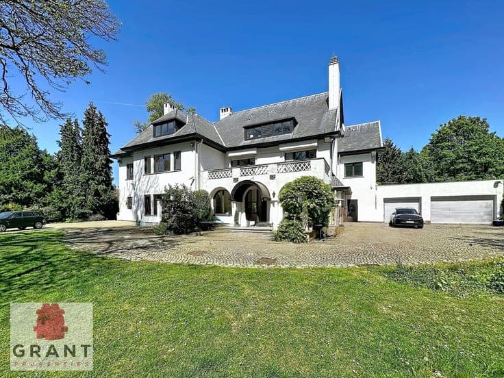 Mansion (approx. 950 m²) comprising 2 separate units