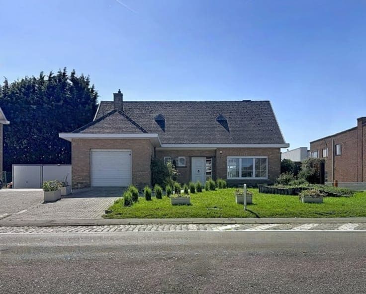 Detached villa to renovate – exceptional potential!