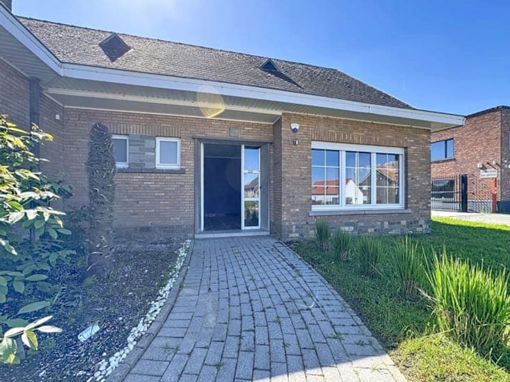 Detached villa to renovate – exceptional potential!