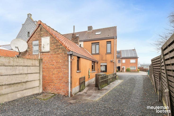 Charming semi-detached house to renovate with garage and spa