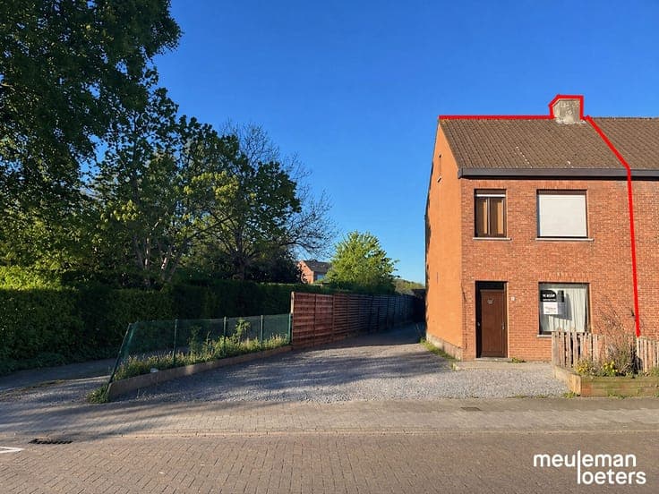 Charming semi-detached house to renovate with garage and spa